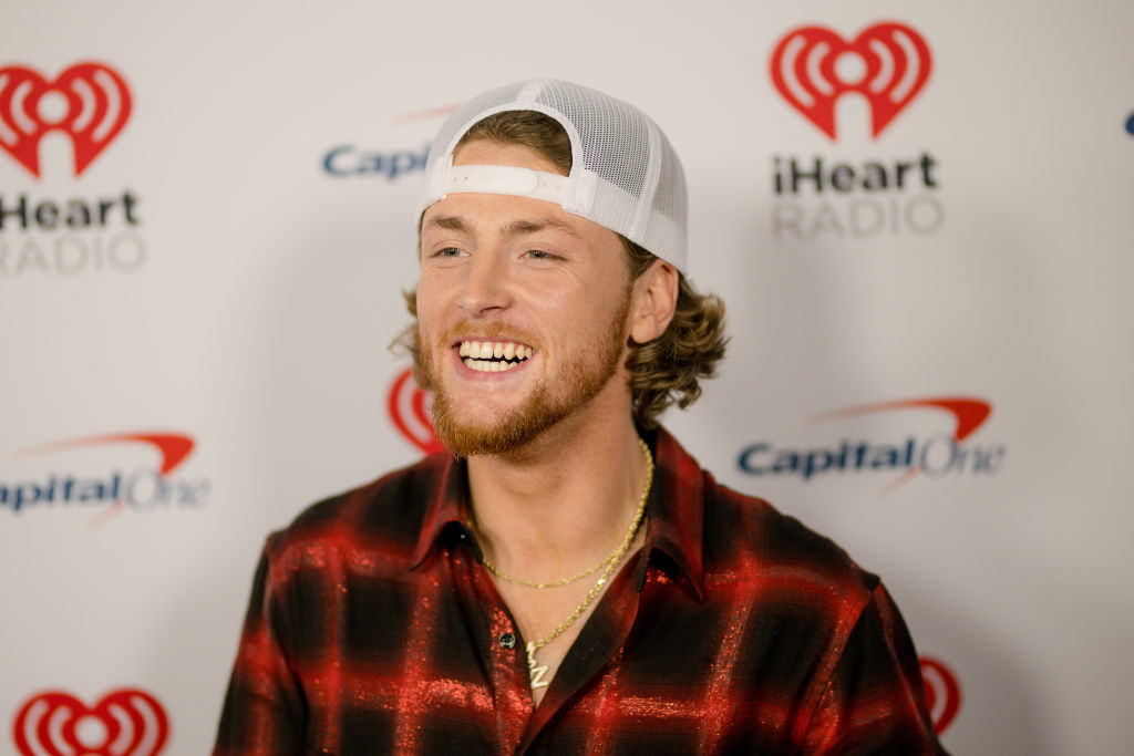 Young Country Music Star Praises God for Thousands to Hear During Concert