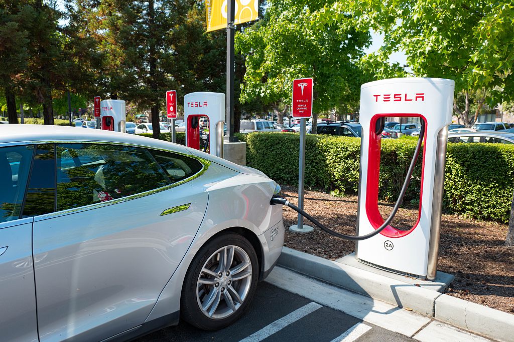 EV Driver Reports ‘Full Self-Driving’ Made Sudden Dangerous Move – 4 Ambulances Had to Be Called