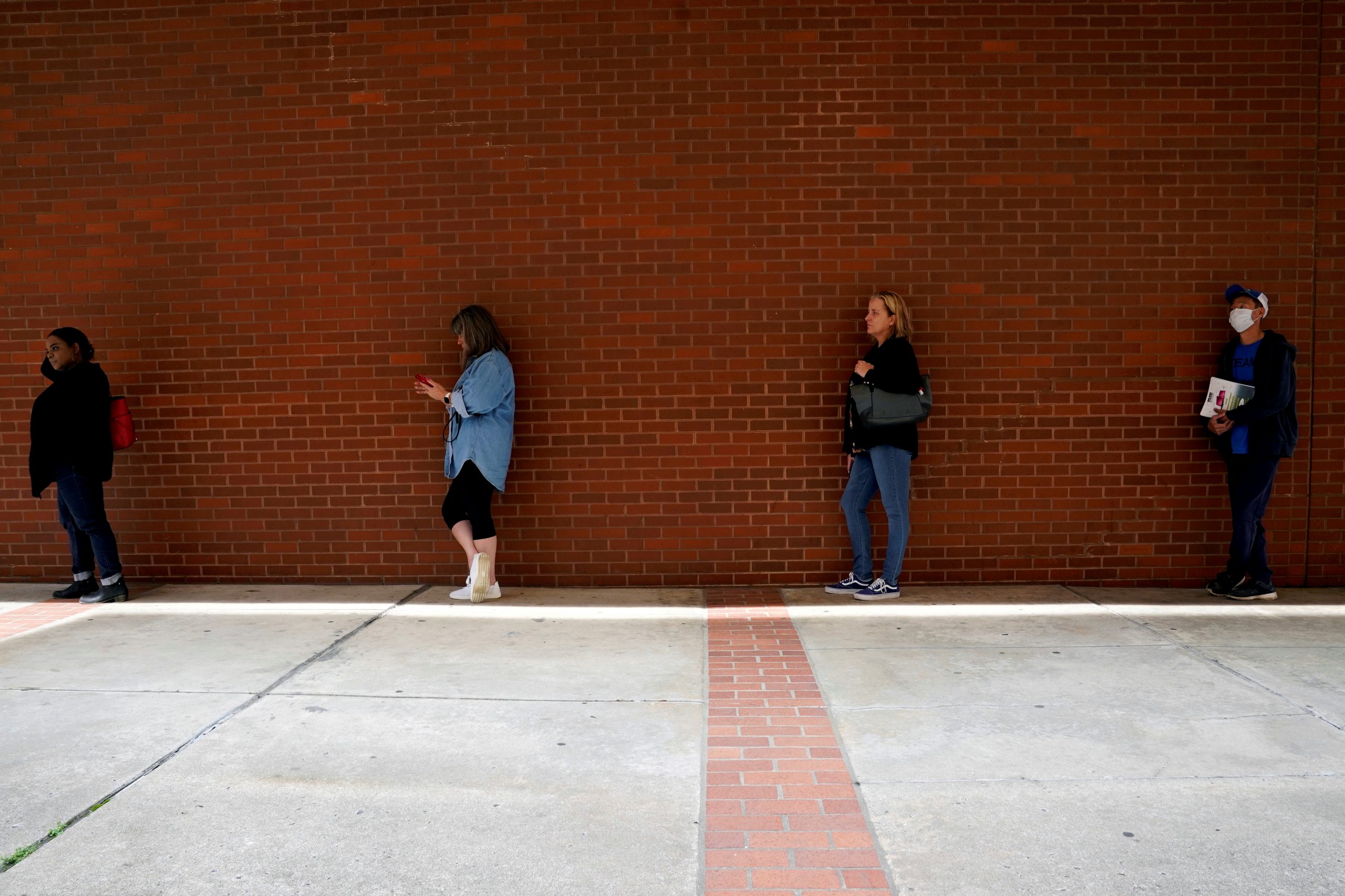 US Weekly Jobless Claims Ease, Layoffs Jump 54% in July