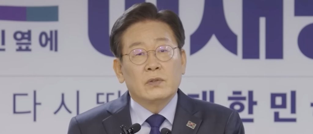 South Korea Gives Trump A Literal Crown Weeks After ‘No Kings’ Rallies
