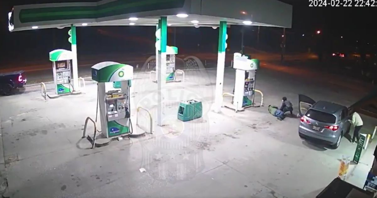 Police Post Video of Robbery Unfolding: ‘Leaving a Gas Station, an Innocent Man Was Asked for a Dollar and Gave It …’