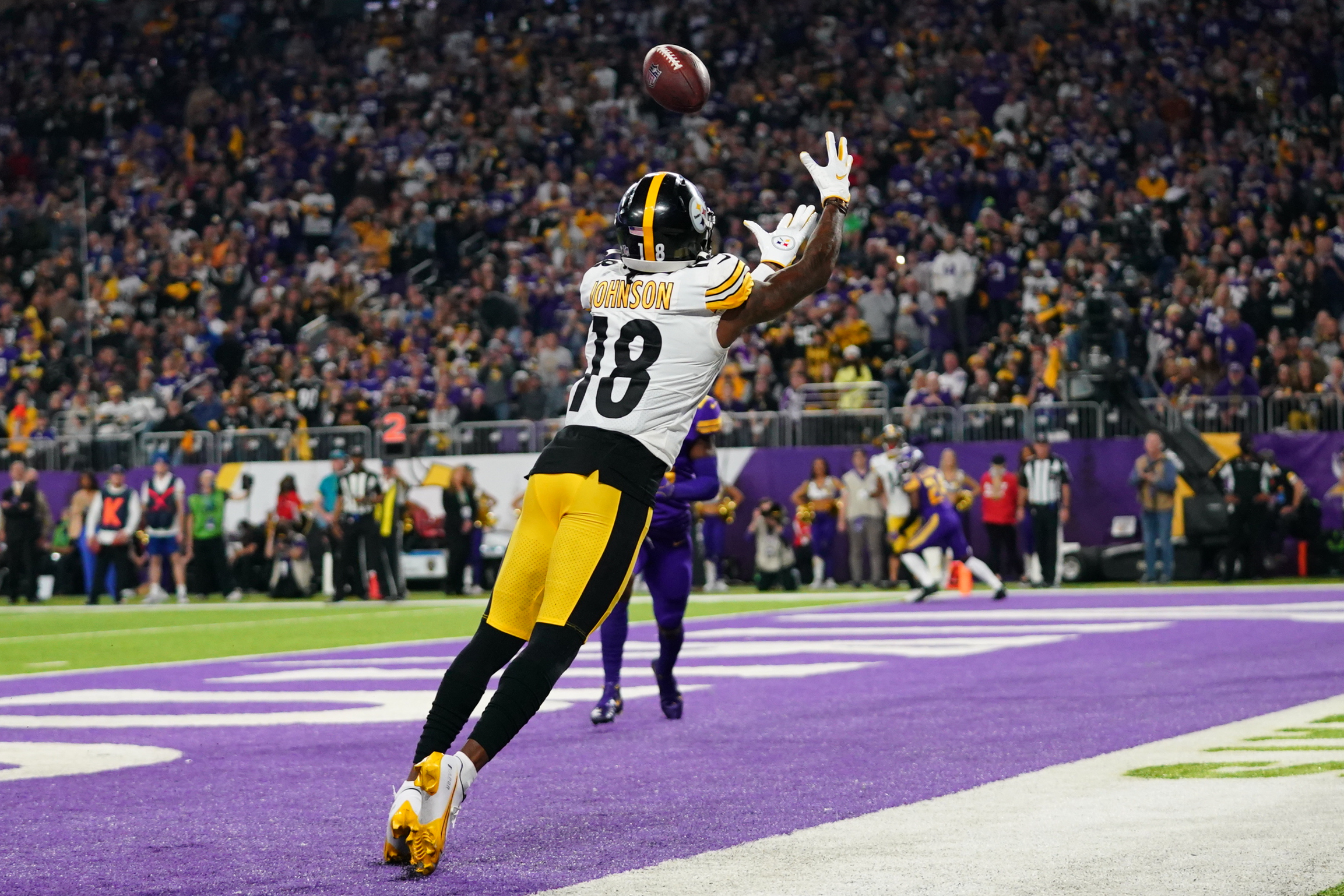 Pittsburgh Steelers Star Sued After He Allegedly Ditched Children at His Own Youth Football Camp