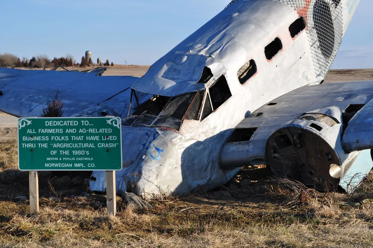 Skydivers witness Wisconsin plane crash and jump to help survivors
