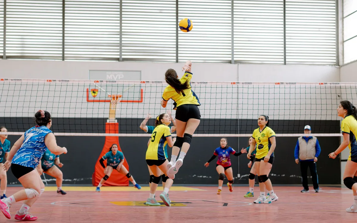 Women's Volleyball Records Mixed Results Across Six Matches