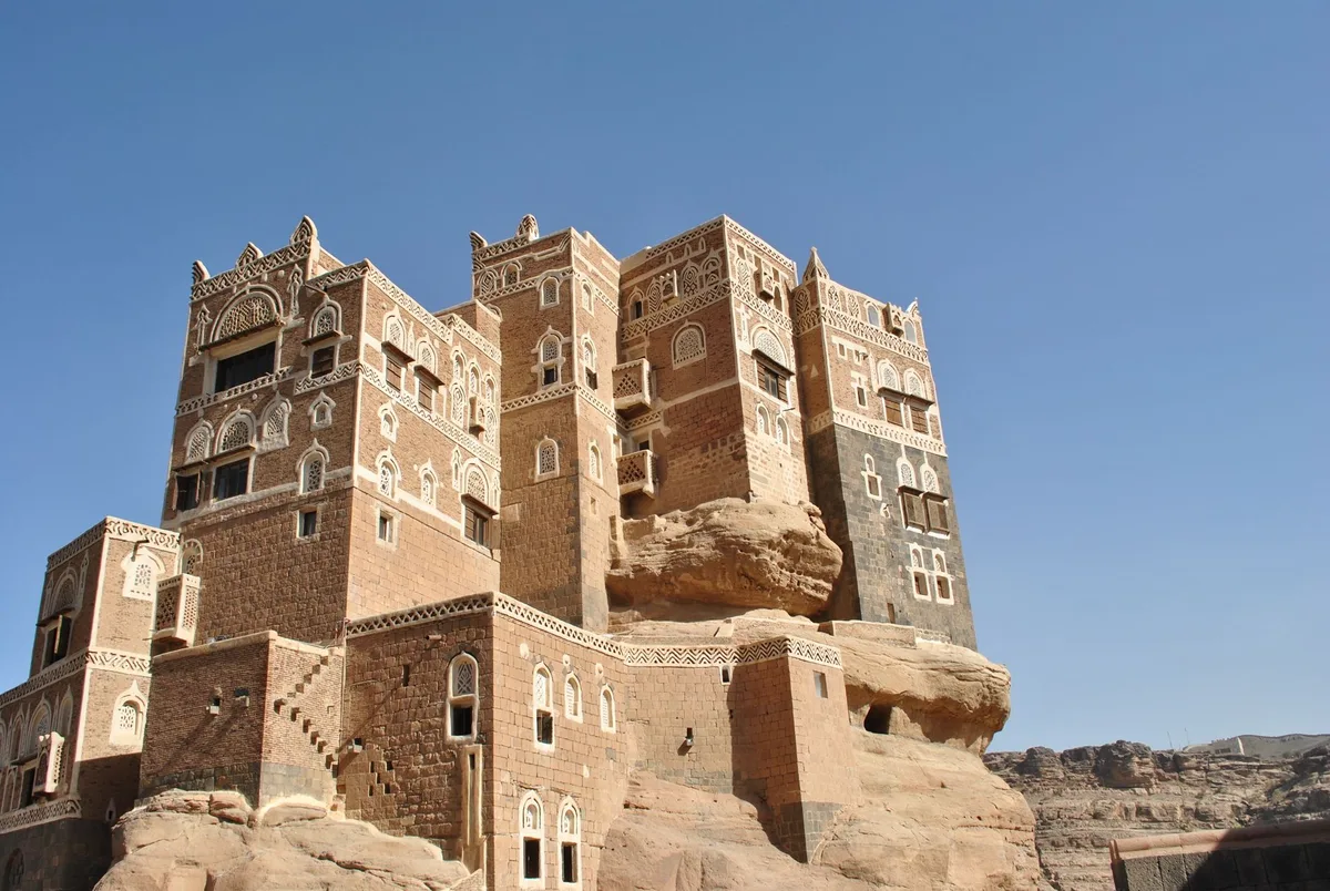Houthi missile hits Aden palace, Yemeni government reports two dead