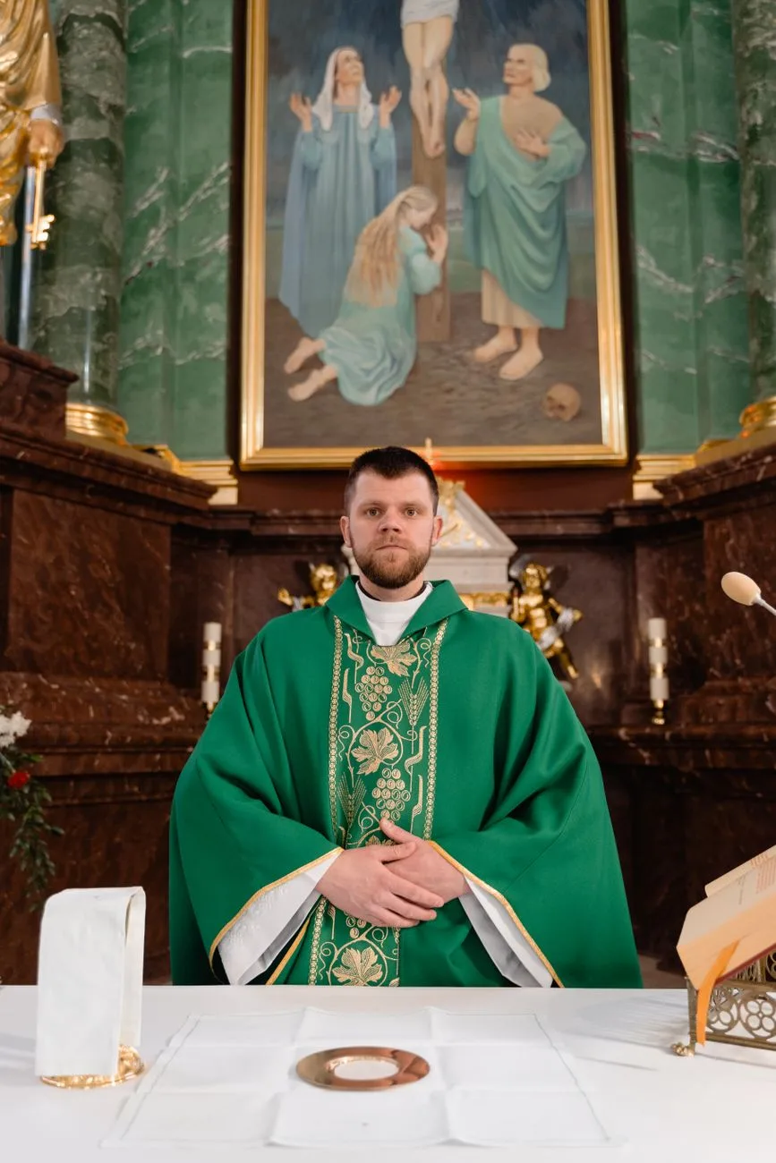 Minnesota Priest Weeps During Mass, Calls Experience Private