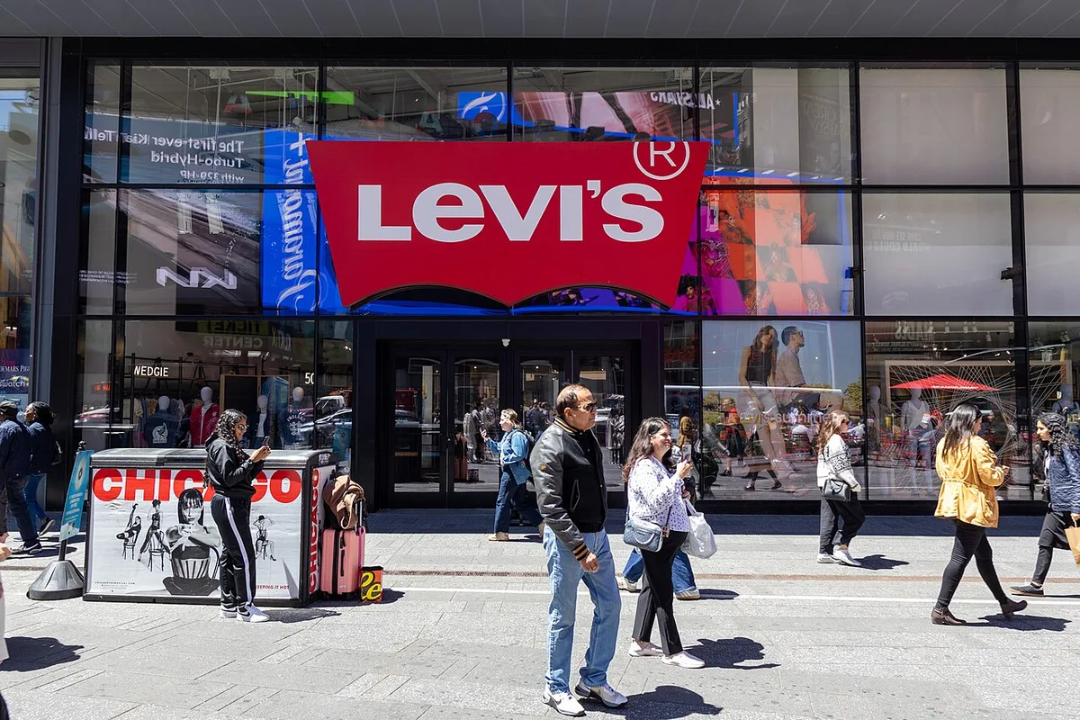 Levi Strauss Sales Rise 4%, Raises Profit Outlook