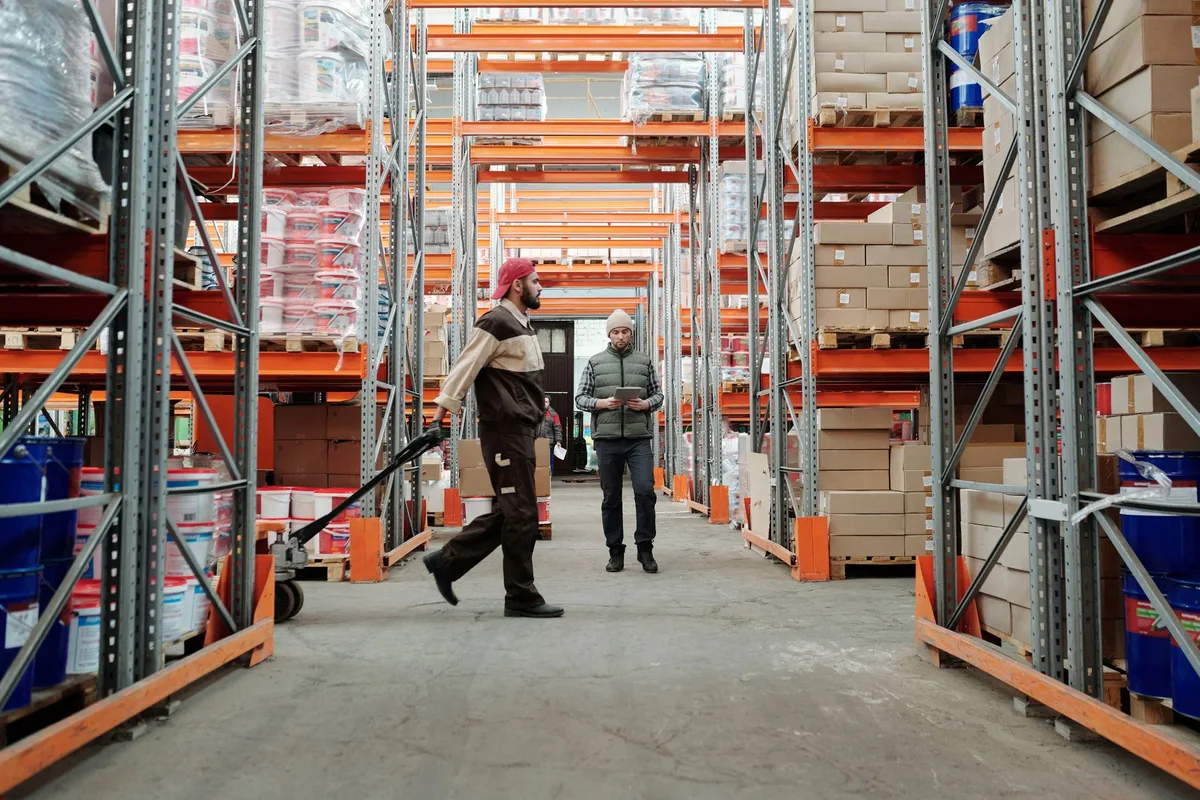 Amazon plans 300,000 U.S. holiday hires, expands benefits