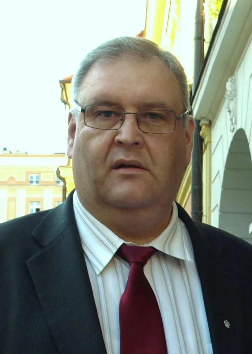 Nawrocki turns plane around as police seal constitutional tribunal