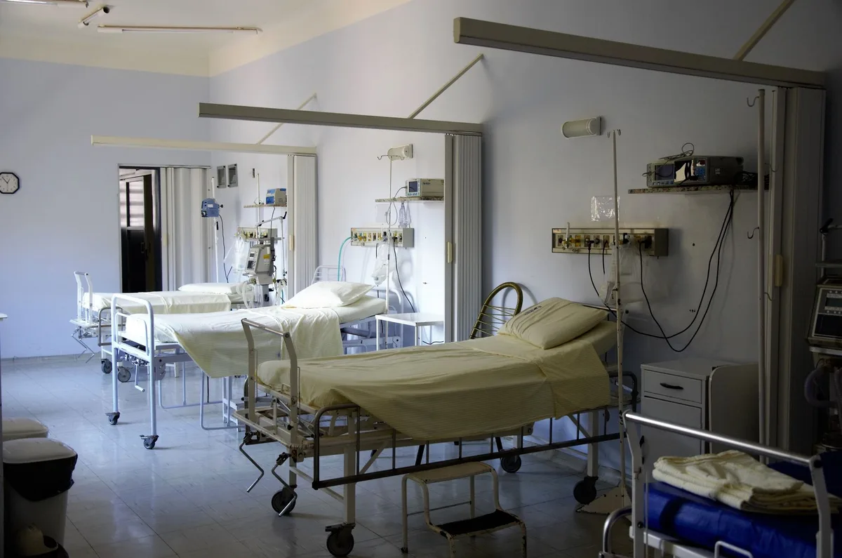 Renewed fighting overwhelms Yemen hospitals as 130,000 flee homes