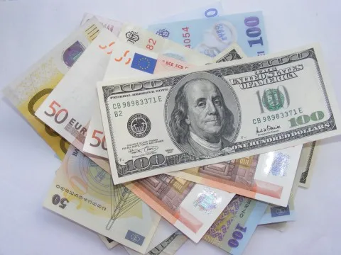 Yen Rallies, Dollar Wobbles Before Central Bank Meetings