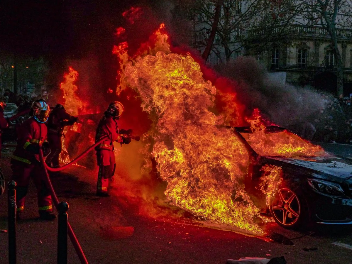 Three Holbrook Officers Rescue Driver From Burning Jeep