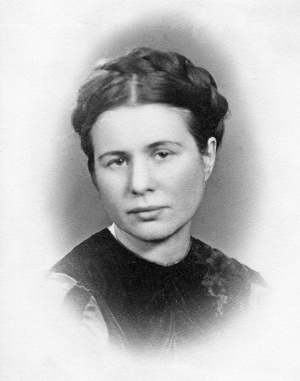 Irena Sendler Smuggles 2,500 Children to Safety