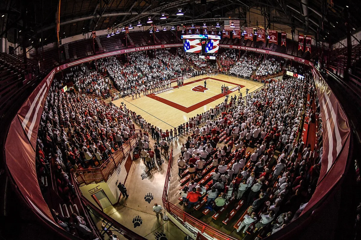 Wisconsin volleyball rebounds with four-set Michigan win