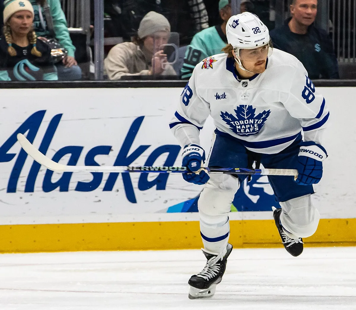 Nylander reaches 300 goals in Leafs' 7-2 rout