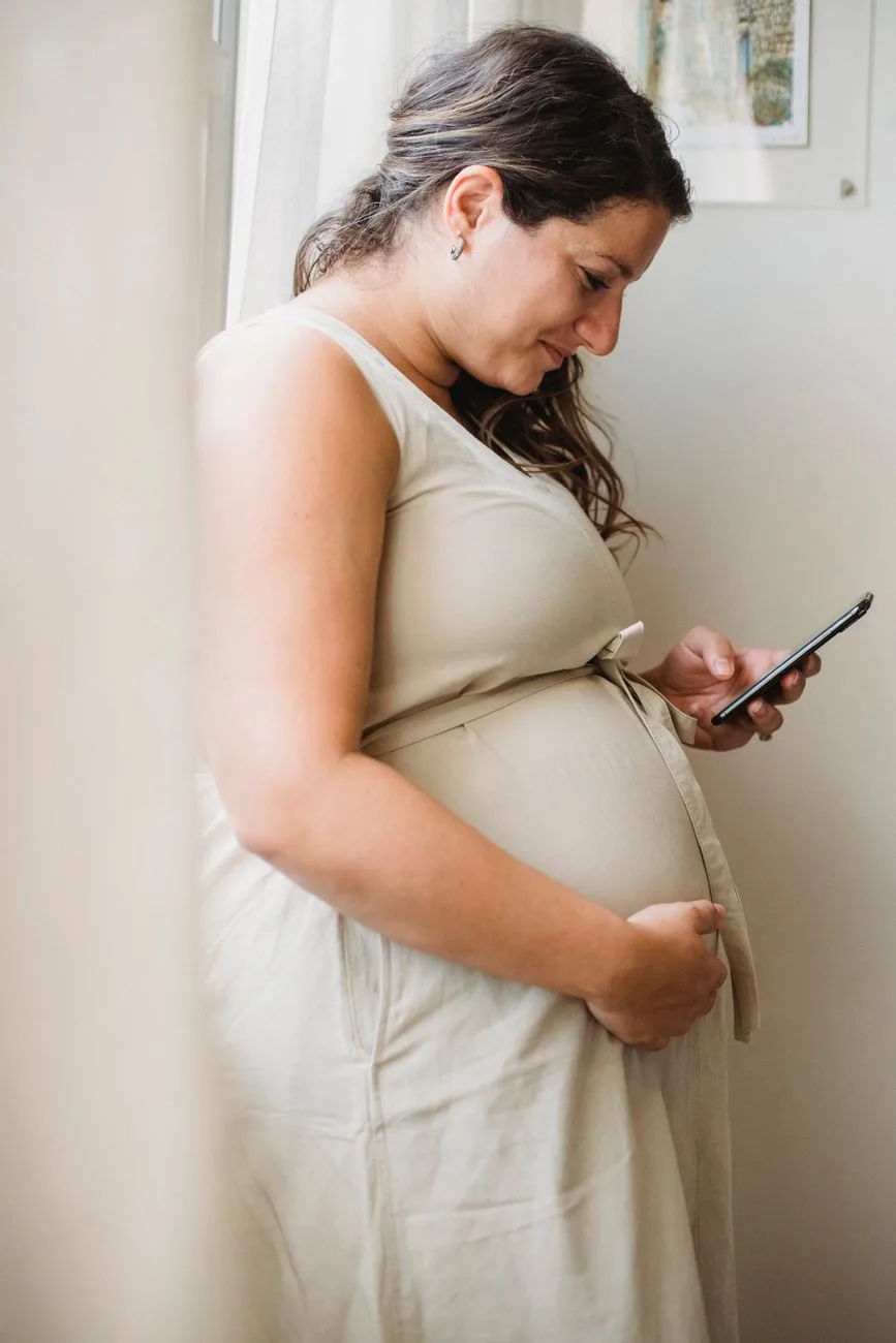 Review Finds Mixed Signals on Pregnancy Phone Use