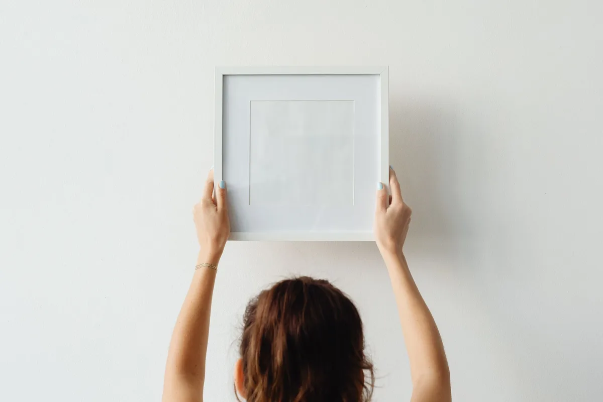 How to hang a picture level