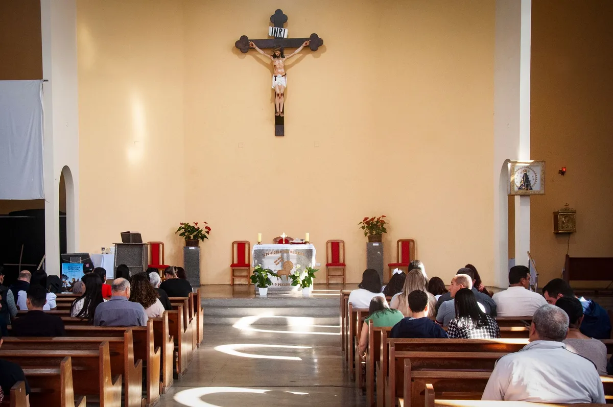 Priest Dies After Cross Falls During Mass in Ecuador