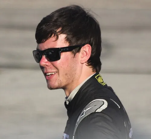Erik Jones re-signs with Legacy Motor Club through 2027