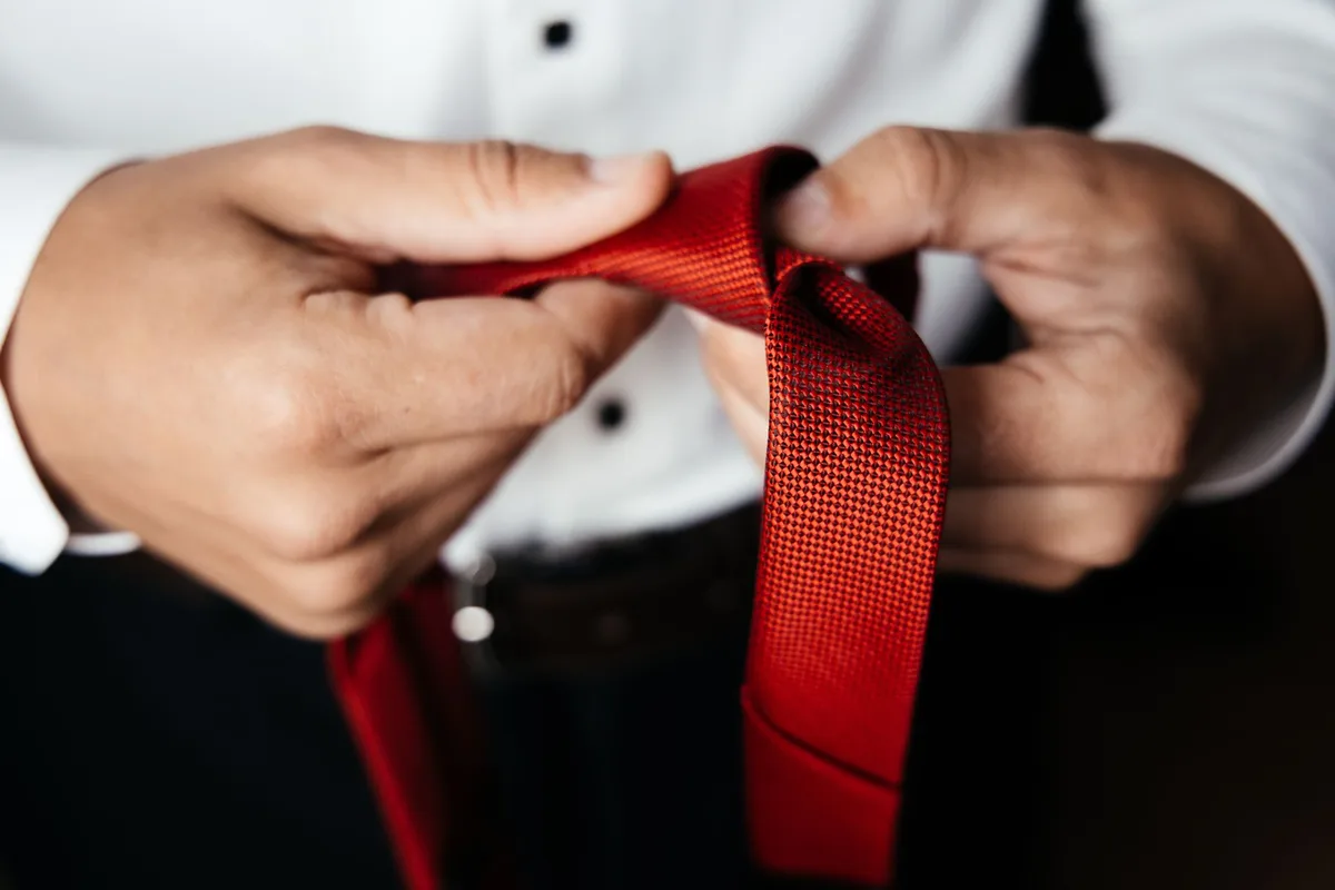 How to tie a necktie