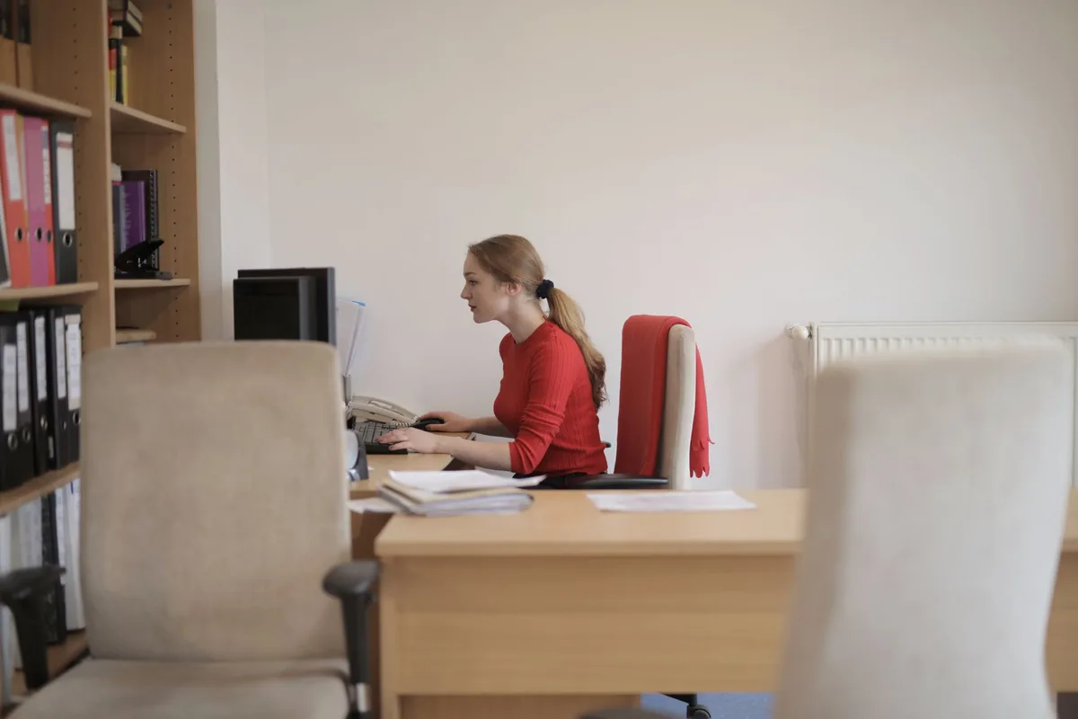 How to sit with good desk posture